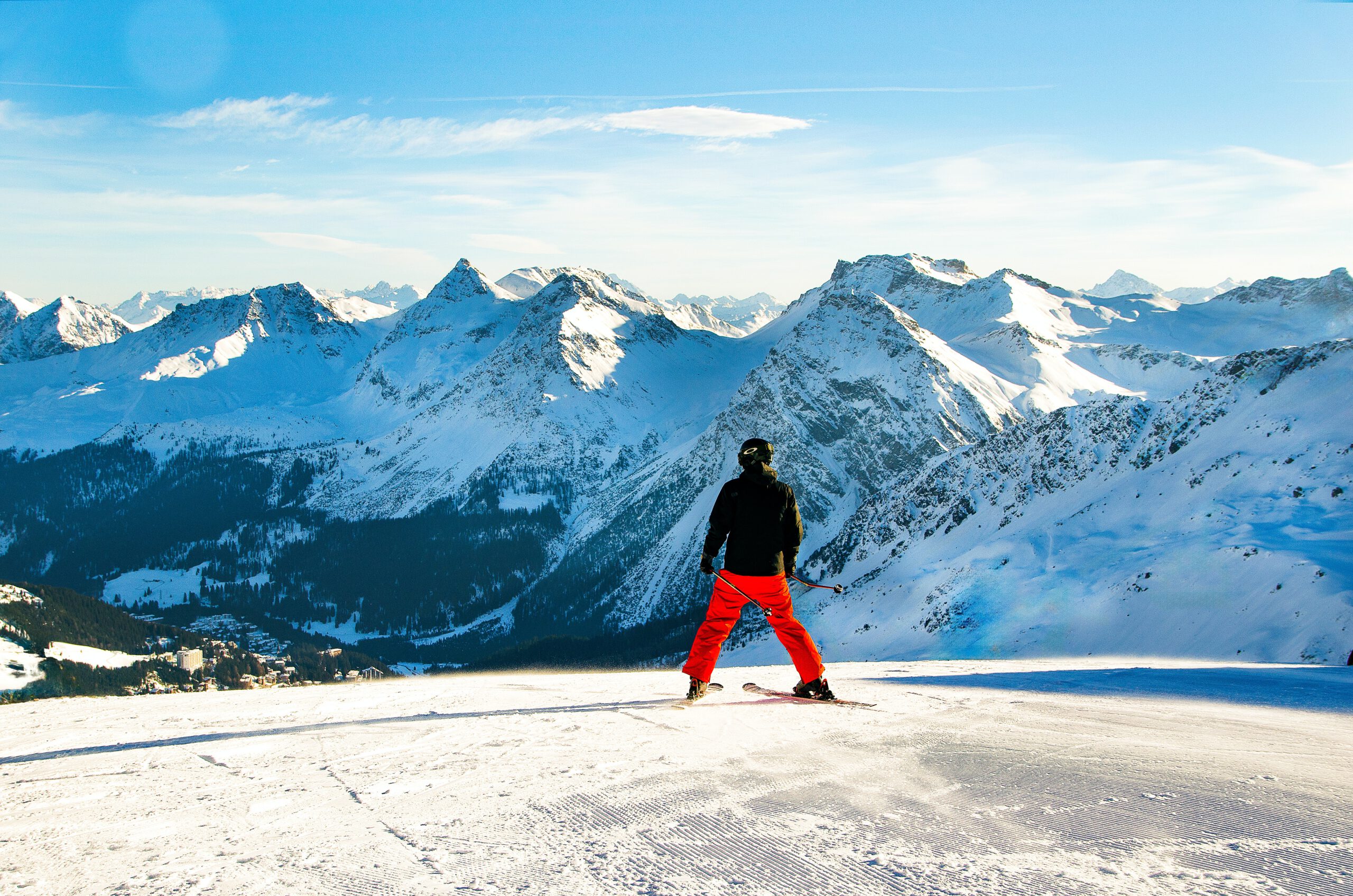 Niklas, our tester, skiing down a slope, showcasing the glide of plants based ski wax