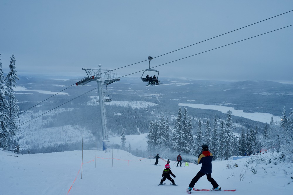 A stunning view of the nature scenery in Funäsdalen, Sweden, with the lift system seamlessly integrated, offering a perfect blend of adventure and natural beauty.